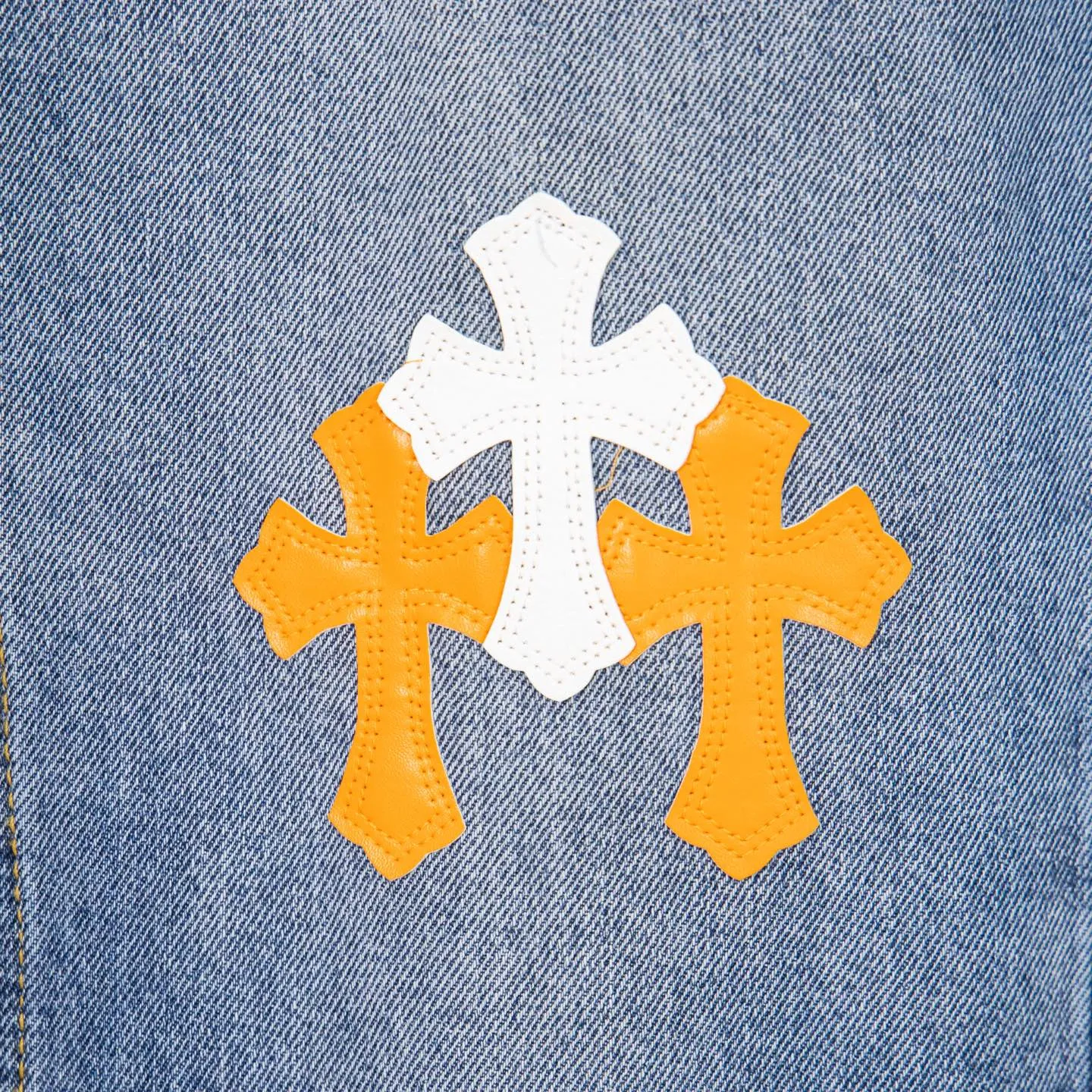 P260 Chrome Hearts light blue pants, Sanskrit yellow and white patchwork leather jeans. CH jeans need to be washed before being dismantled and then hand-stitched with sheepskin cross leather and then spliced ​​together. The whole piece has too many craftsmanship to explain. The patchwork is decorated with cross flowers, and the high-waisted washed jeans! ! Absolutely high-end luxury products, god-level single products and super popular products, made with top heavy industry, a must-see magic weapon. Customized hardware. The fabric is thick and soft after washing. It has good breathability. Customized small leather label. Unique design. The details are simple and elegant, and the workmanship is exquisite. The entire trousers are neatly routed and the details are in place! It’s so cool that both men and women can easily control the genderless trend! Style number: 1804# Color: blue Size: 28 30 32 34